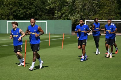 Enzo Fernandez y Valentín Barco en las prácticas en Chelsea