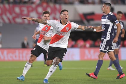 Enzo Fernández ya convirtió el penal, el primer gol de River ante Gimnasia