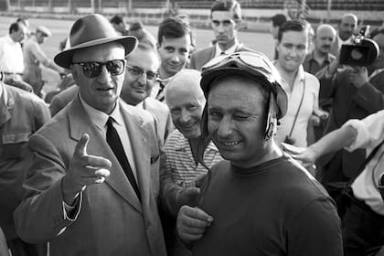 Enzo Ferrari, nacido el 18 de febrero de 1898, con Juan Manuel Fangio en el Grand Prix de Italia, en Monza, el 2 de septiembre de 1956 (Photo by Bernard Cahier/Getty Images)