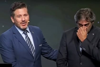 Enzo Francescoli, en una noche a puro emoción tras la presentación que le hizo el presidente de la Conmebol, el paraguayo Alejandro Domínguez