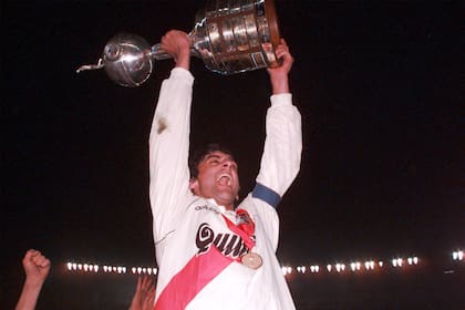 Enzo Francescoli levanta la Copa Libertadores tras derrotar a América de Cali 2 a 0 en el Monumental