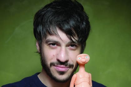 Enzo Maqueira y el tiempo, una variable que puede explicar en parte el fenómeno de los libros cortos: "Para escribir hace falta tiempo, y la proliferación de estímulos, entretenimientos, preocupaciones, dificultades hace que ese tiempo no abunde"