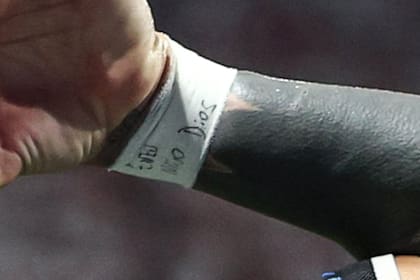 "Enzo niño Dios", es lo que se escribió Fernández en su muñequera para el último partido de la selección argentina