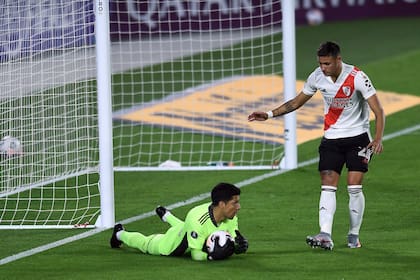 Enzo Pérez bajo los tres palos, en su inédita posición en el partido entre River - Independiente Santa Fe, por la Copa Libertadores.
