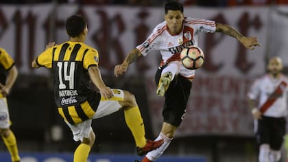 Enzo Pérez busca la pelota