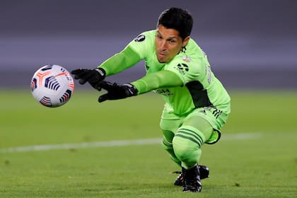 Enzo Pérez como arquero de River ante Independiente Santa Fe, por la Copa Libertadoes 2021