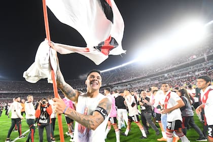 Enzo Pérez festejando luego del triunfo de River sobre Boca; el capitán disfruta más que nunca ser unos de los referentes millonarios, ahora con Demichelis como DT