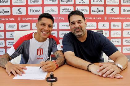 Enzo Pérez firma su contrato y posa junto al presidente de Estudiantes de La Plata, Martín Gorostegui