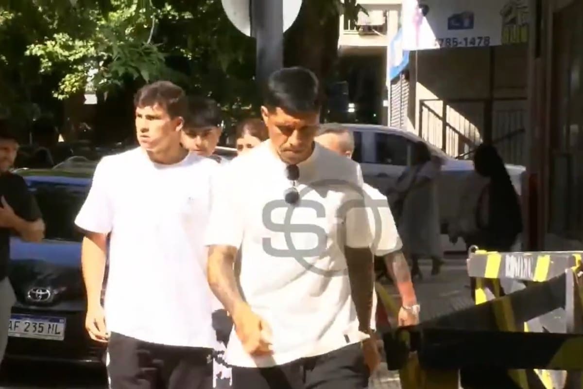 Enzo Pérez llegando a la revisión médica junto con el chileno Gonzalo Tapia; el exEstudiantes arranca un nuevo ciclo en River