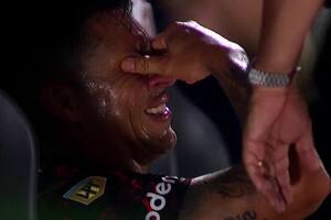 Enzo Pérez llorando en el banco luego de la lesión en su brazo izquierdo