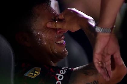 Enzo Pérez llorando en el banco luego de la lesión en su brazo izquierdo