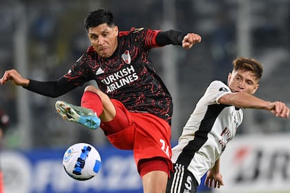 Enzo Pérez pelea la pelota en el mediocampo