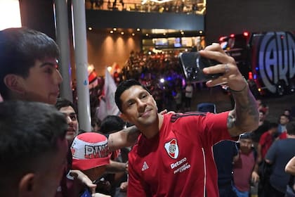 Enzo Pérez, rodeado de hinchas de River en Córdoba, sede del partido de esta noche