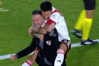 Enzo Pérez se cuelga de Martín Demichelis para celebrar el cuarto gol de River ante Sporting Cristal