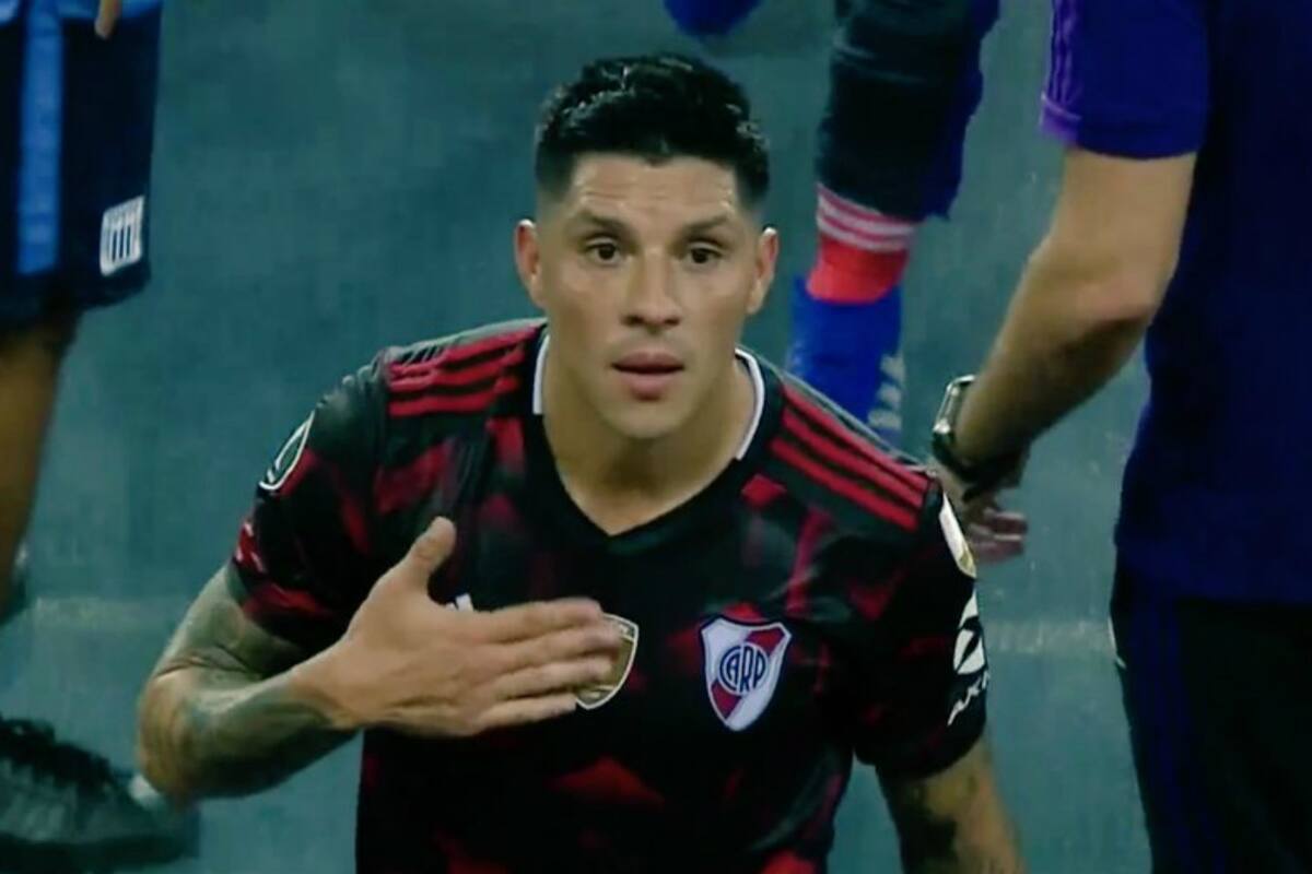 Enzo Pérez se frotó el parche de campeón frente a la tribuna local al salir de la cancha