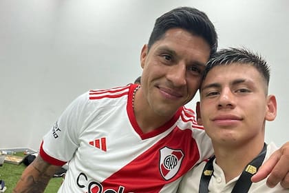 Enzo Pérez y Claudio Echeverri, en los festejos tras ganar el Trofeo de Campeones en Santiago del Estero; el primero se va y el segundo anunció que no renovará su contrato con River
