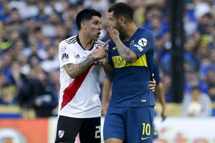 Enzo Pérez y Edwin Cardona discuten durante el último superclásico disputado en Boca