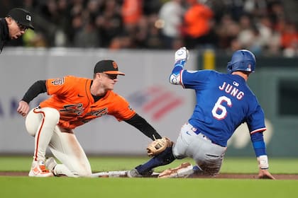 Eovaldi supera a Verlander y los Rangers vencen 2-0 a los Gigantes