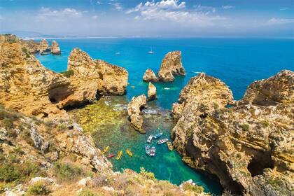 Con 100 playas y 300 días de sol al año, esta región del sur portugués tiene los mejores atardeceres y las cuevas más raras de Europa