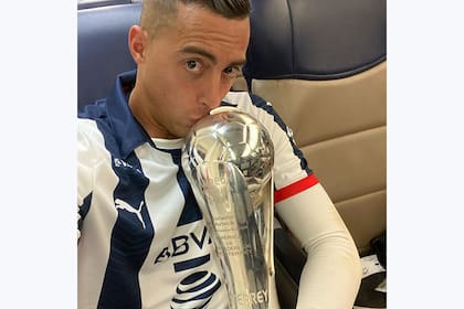 Besando su última Copa, ganada en el Azteca. En 2019 lo pidió Jorge Jesús para Flamengo pero Monterrey dijo que no