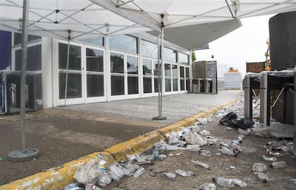 El día después. Miles de botellas de agua, que se vendían entre $ 40 y $ 100, quedaron como mudos testigos de una noche trágica frente a uno de los pabellones de Costa Salguero; ?algo que sorprendió a los investigadores es que muchos de lo envases son de una marca que no está a la venta en los comer