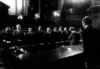 Condenados: el juicio a las juntas, que derivó en castigos para los comandantes militares; 40 años después del golpe, aquel proceso judicial cobra renovado valor