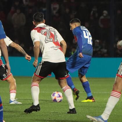 Equi Fernández en acción ante River; es casi seguro que el volante central tendrá revancha en Boca desde diciembre
