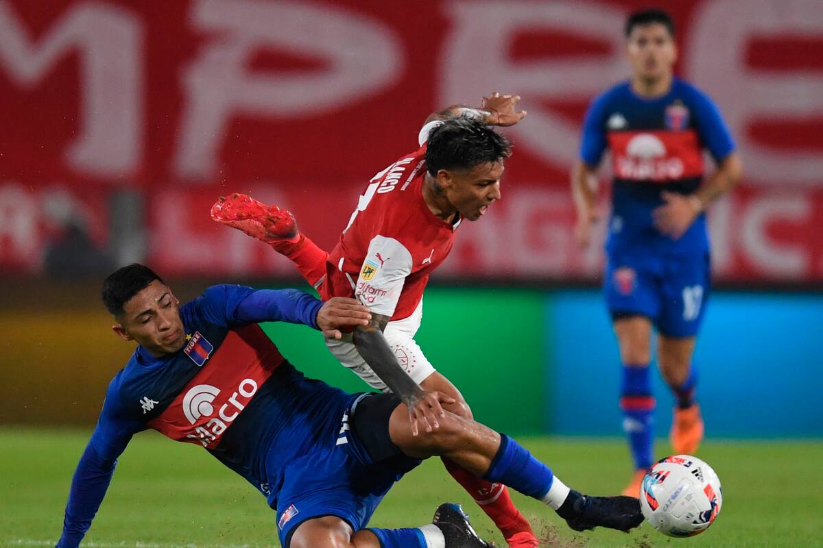 Equi Fernández, mediocampista de Tigre, recupera la pelota que tenía Domingo Blanco, de Independiente
