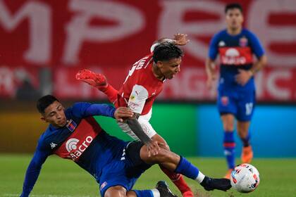 Equi Fernández, mediocampista de Tigre, recupera la pelota que tenía Domingo Blanco, de Independiente