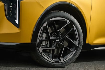Equipa llantas de aleación de 18 pulgadas con neumáticos 235/40 R18