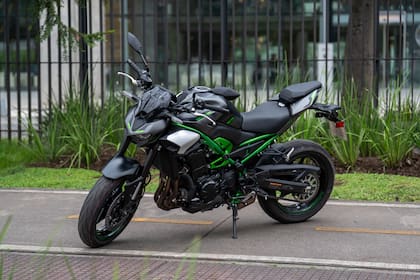 Equipa un motor de cuatro cilindros en línea de 948 cc, refrigerado por líquido y de 4 tiempos