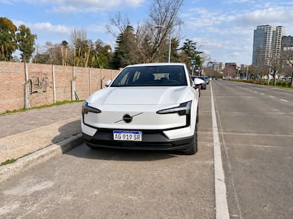 Equipa un motor eléctrico trasero de 272 CV y 343 Nm, alimentado por una batería de 51 kWh