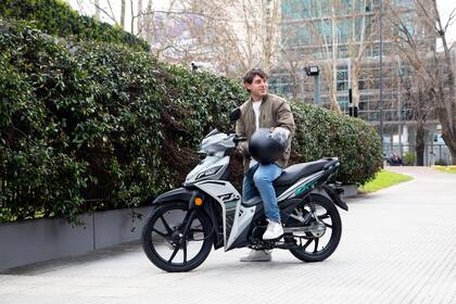 Equipa un motor monocilíndrico, que eroga una potencia de 8,6 CV a 7500 rpm
