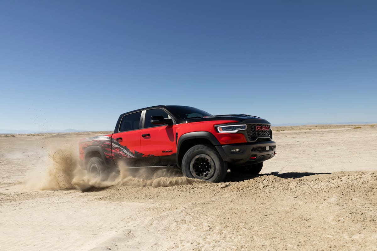 Equipa un motor V8 HEMI de 6.2 litros sobrealimentado que entrega 788 CV de potencia y un torque de 922 Nm