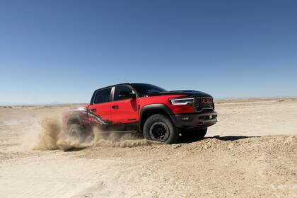 Equipa un motor V8 HEMI de 6.2 litros sobrealimentado que entrega 788 CV de potencia y un torque de 922 Nm