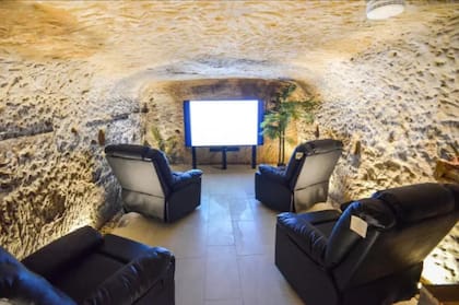 Equipada con sillones de cuero y una pantalla plana, la cueva fue convertida en un exclusivo cine secreto (Rightmove)