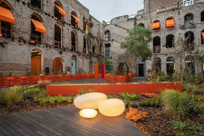 Equipado con muebles de Tidelli el proyecto de paisajismo del Estudio Tomás Nadares juega con un monocromo que realza la fachada.