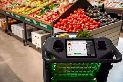 Equipado con una pantalla táctil para el ingreso de productos de forma manual, Amazon Dash Cart detecta los productos mediante el código de barras, junto a un sistema de reconocimiento de objetos y diversos sensores instalados en el carrito