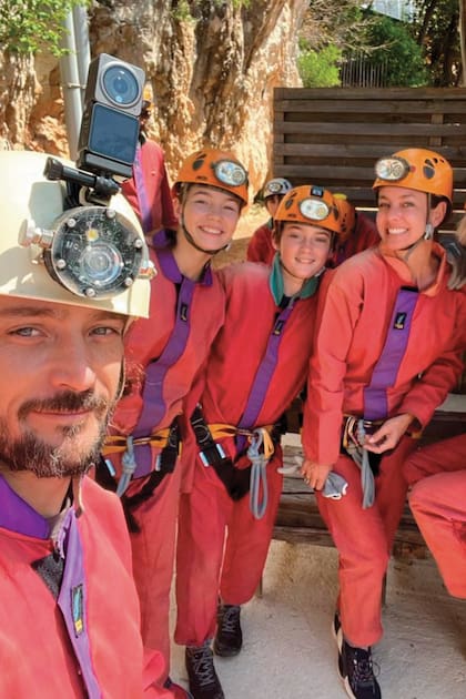Equipados con casco, linterna y cuerdas, Jorge, Helena, Matías y Gege, se fotografían antes de entrar en la Gruta de la Salamandra (Méjannes-le-Clap, Francia).