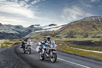 Equipamiento. Indumentaria técnica, casco adecuado, maletas laterales, baúl tipo top case, protector de motor; todo contribuye para que el viaje en moto sea placentero y seguro