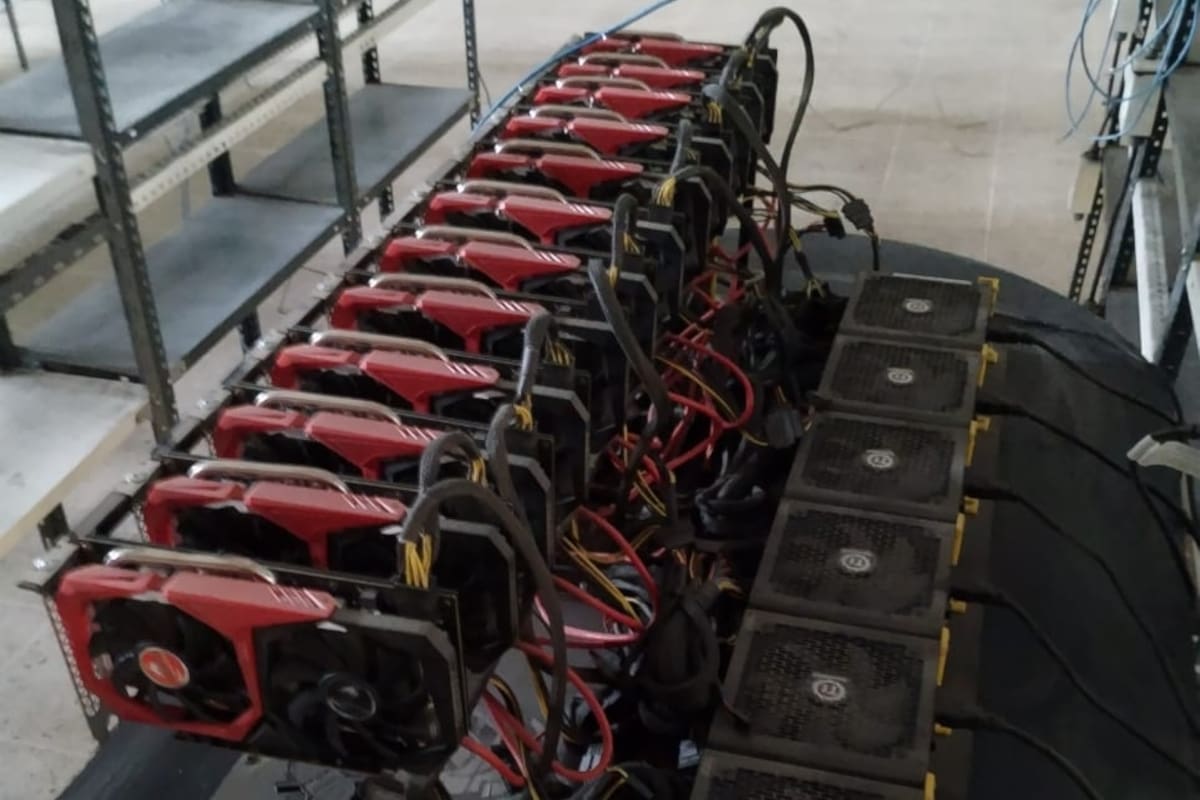 Equipamiento informático para minar criptomonedas secuestrados por la Policía de Seguridad Aeroportuaria y la Aduana luego de tres allanamientos en La Plata