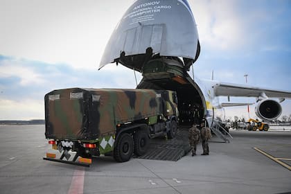 Equipamiento militar del ejército francés es descargado de un Antonov 124 en la base Mihail Kogalniceanu, Constanta, Rumania