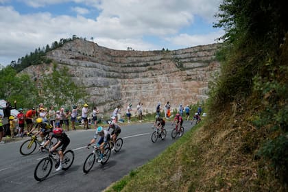 Equipo ciclista francés busca acabar con 40 años de sequía en el Tour de Francia con gran inversión