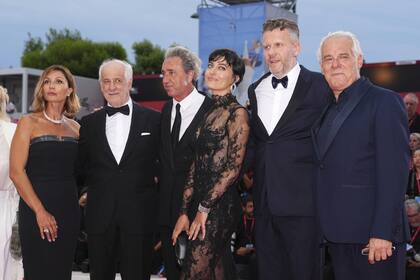 Equipo completo. Anna Ferzetti, Toni Servillo, Paolo Sorrentino, Linda Messerklinger, Orlando Cinque, y Giuseppe Gaiani son los encargados de abrir esta nueva edición del festival con La Grazia, el film que plantea un gran debate moral sobre la ley de eutanasia