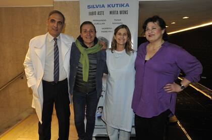 ¡Equipo completo! Fabio Aste, Silvia Kutika y Mirta Wons posaron junto a uno de sus invitados: Daniel Gómez Rinaldi