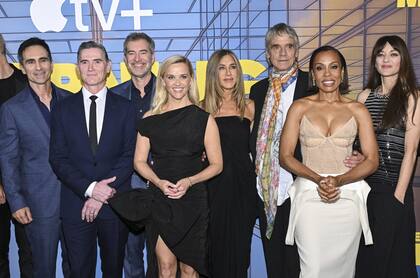 Equipo completo. Nestor Carbonell, Billy Crudup, Mark Duplass, Reese Witherspoon, Jennifer Aniston, Jeremy Irons, Karen Pittman y Marion Cotillard recibieron los aplausos de sus colegas por esta nueva temporada. Dos años después de la tercera, la historia regresa con mucha más actualidad, tramas complejas y emociones intensas. "Es emotiva, toca temas actuales y tiene varias capas", reveló Aniston, quien junto a Whiterspoon actuá y produce la serie