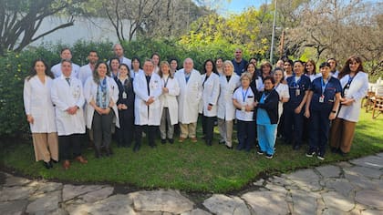 Equipo con profesionales y técnicos de distintas especialidades que integran la Unidad de Trasplante de Médula Ósea del Hospital Británico