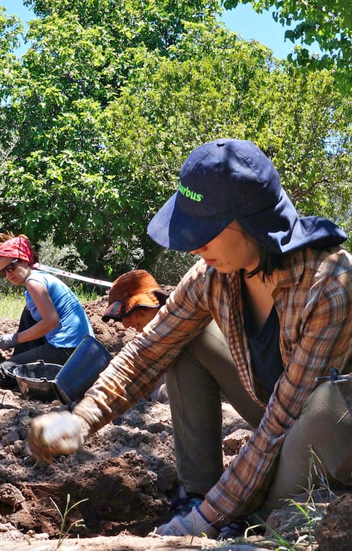 Equipo de antropólogas que trabajaron identificando cadáveres enterrados NN