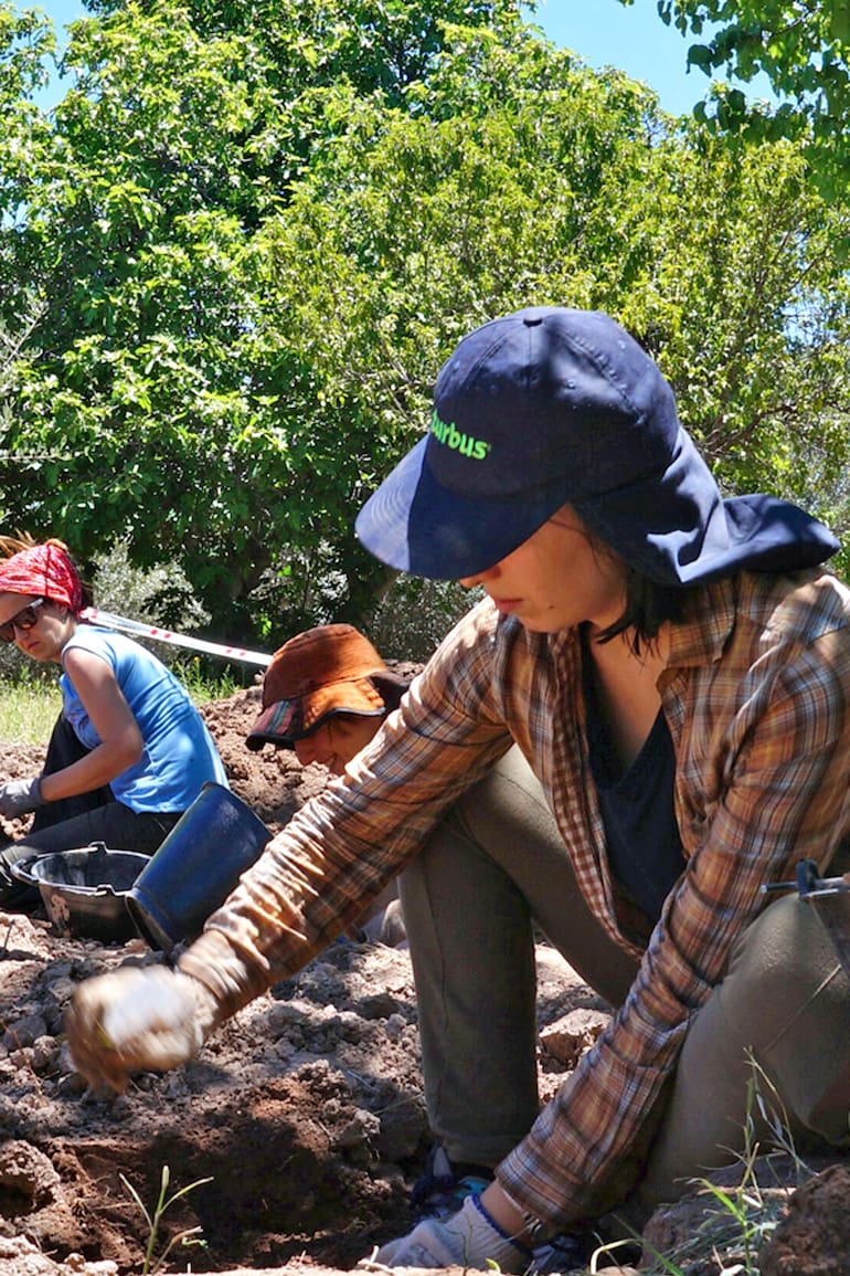 Equipo de antropólogas que trabajaron identificando cadáveres enterrados NN