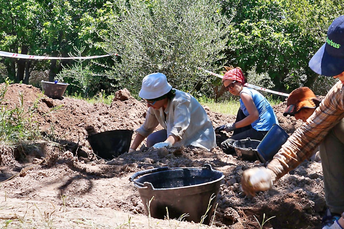 Equipo de antropólogas que trabajaron identificando cadáveres enterrados NN